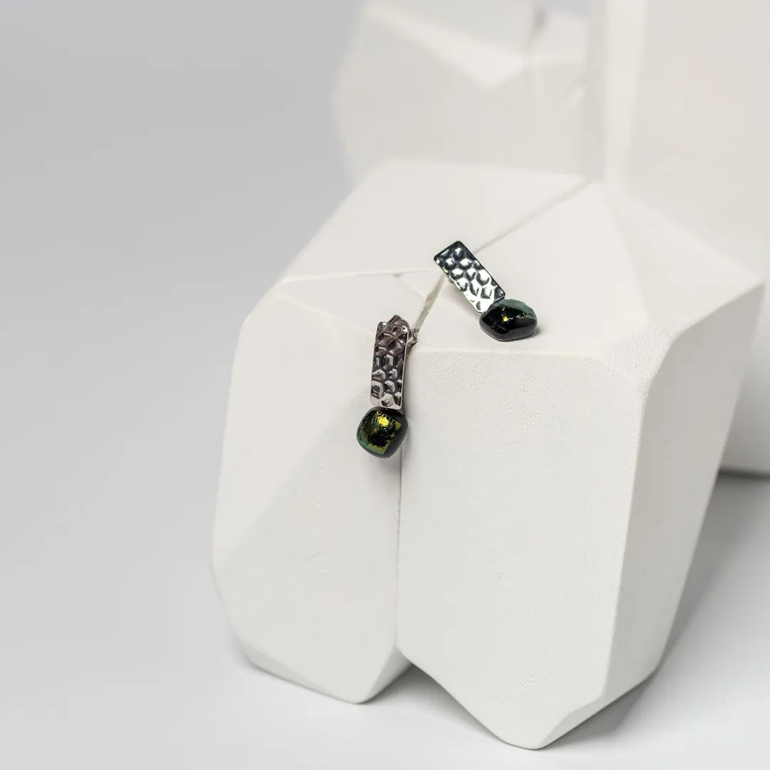 Boucles d'oreilles en verre sur un bloc de plâtre