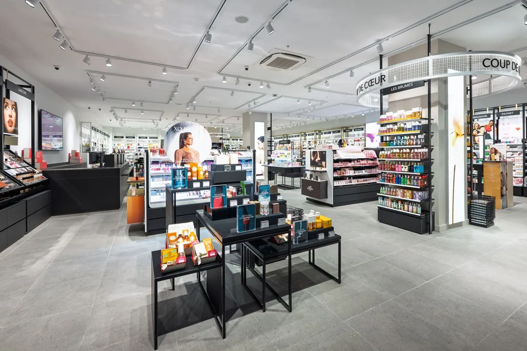 Boutique Nocibé, rayons et éclairage