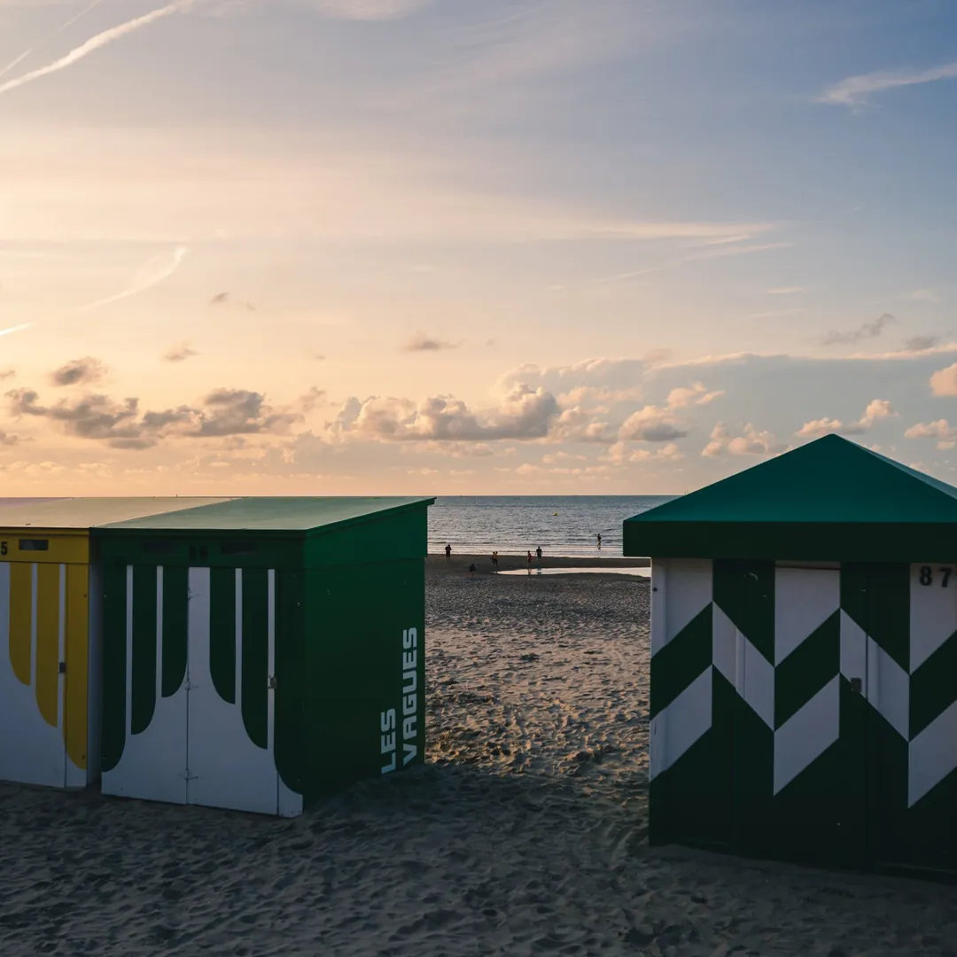 Cabines de plage au coucher du soleil