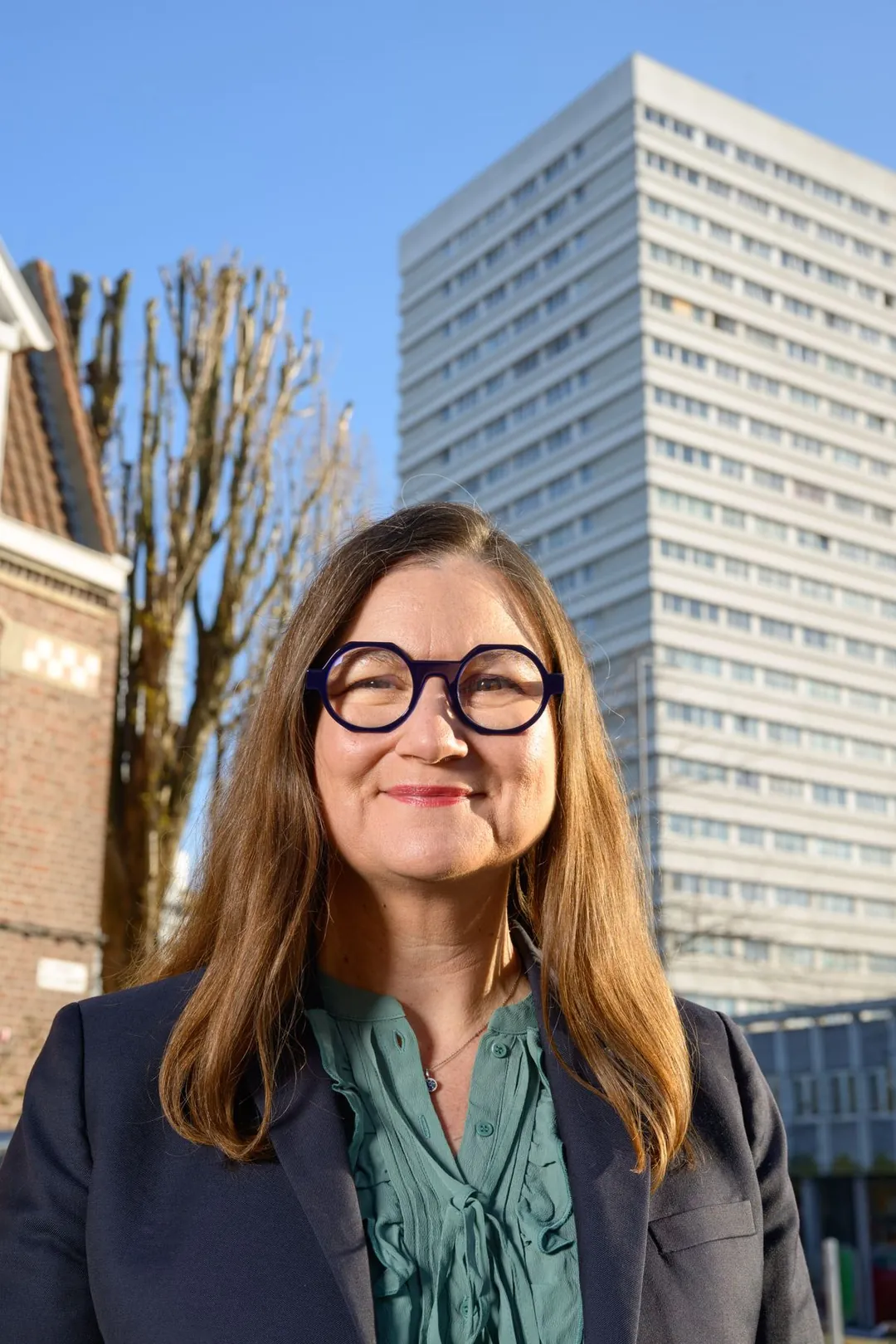 Céline Scavennec devant une tour d'immeubles