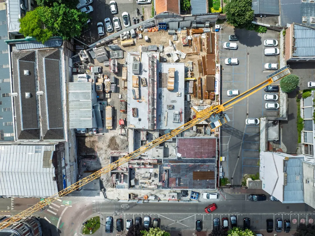 Chantier vu du ciel avec une grue