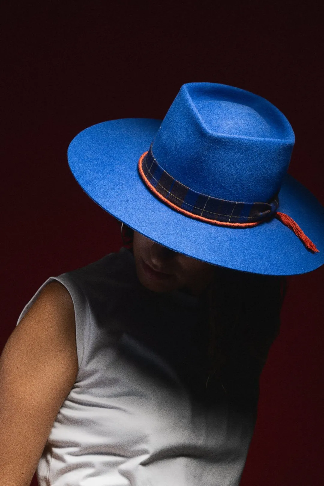 Chapeau bleu Noir Céleste, visage dans l'ombre