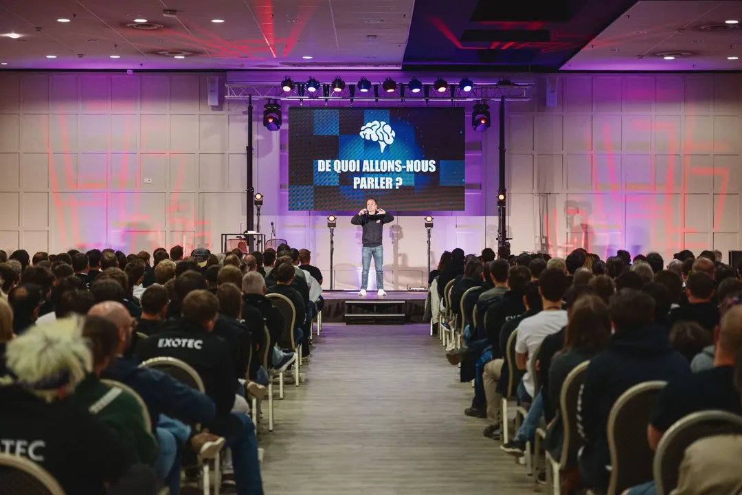 Conférence devant une salle comble