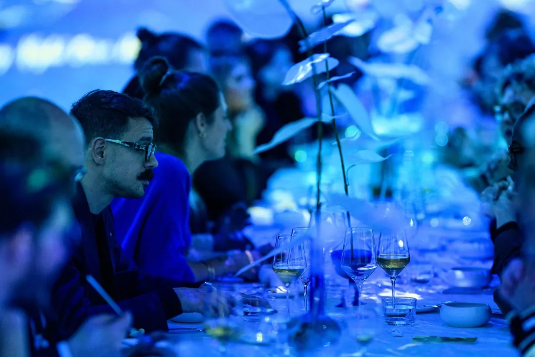 Convives attablés dans la lumière bleue