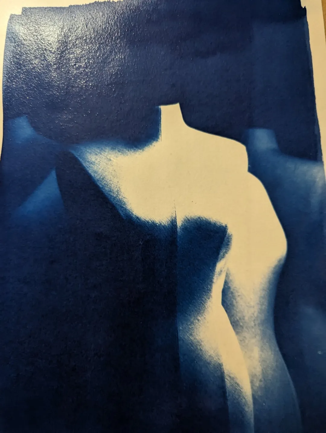 Cyanotype d'une silhouette en clair-obscur