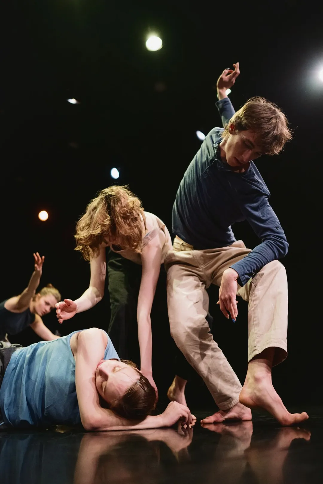 Danseurs sur scène, l'un d'eux au sol