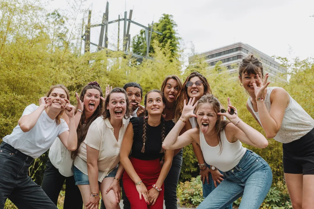 Des amies font les pitreries pour la photo de groupe