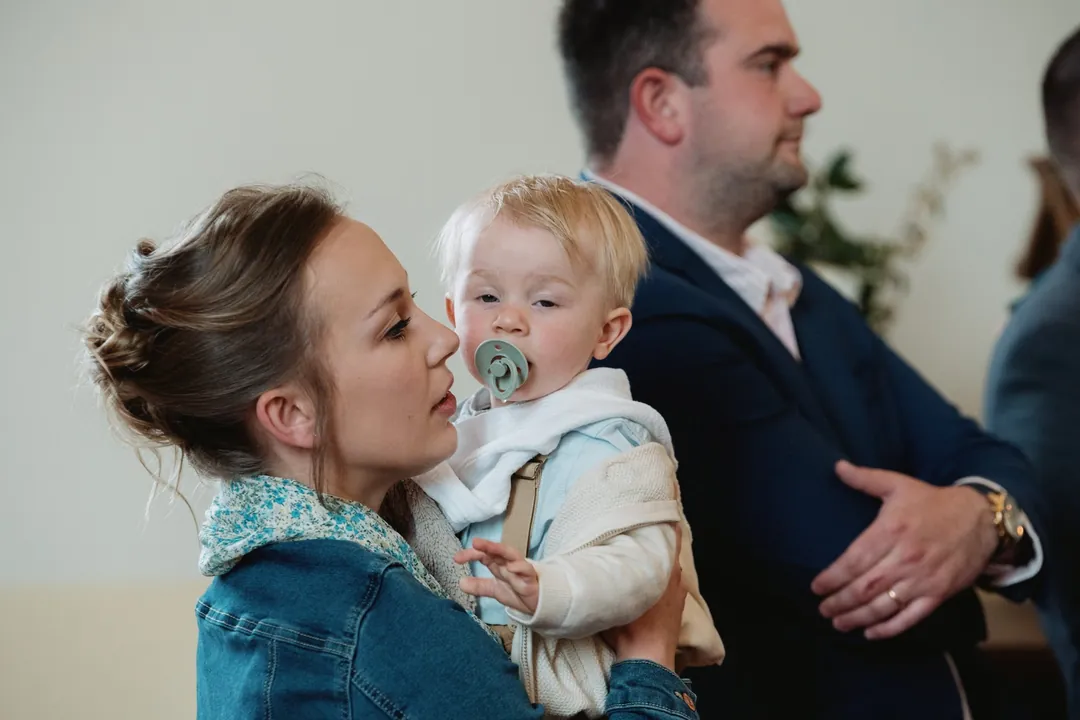 Des amis se retrouvent lors d'une fête de famille