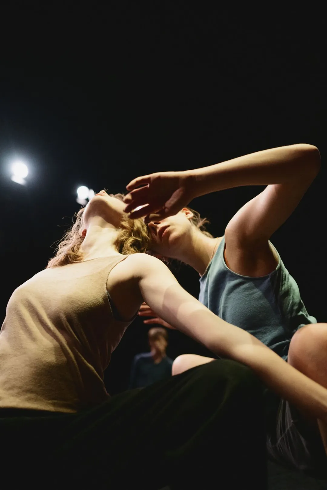 Deux danseuses, bras levés, contre-jour