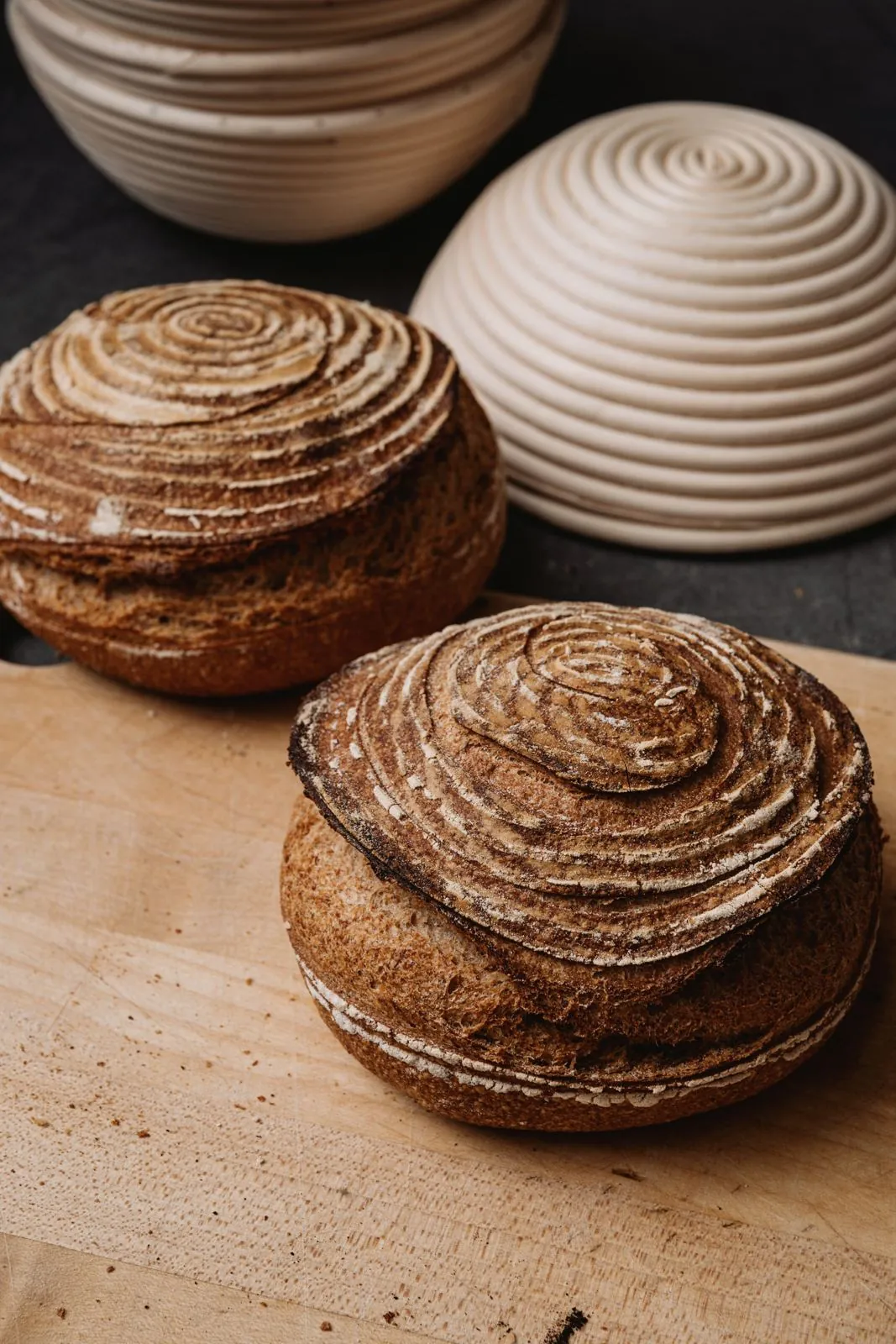 Deux pains au levain sur une planche de bois