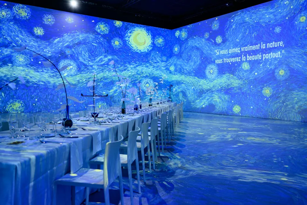 Longue tablée sous les projections de La Nuit étoilée, exposition Van Gogh, The Immersive Experience à Lille