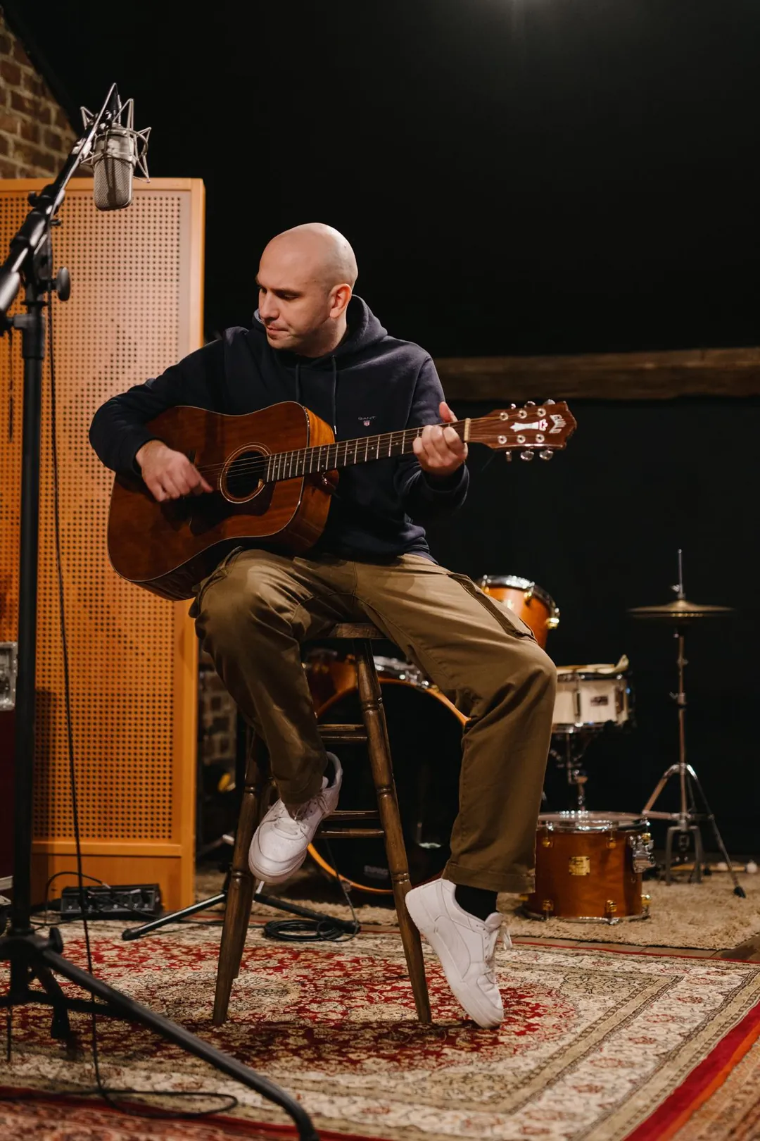 Esteban Fernandez avec sa guitare dans un studio d'enregistrement