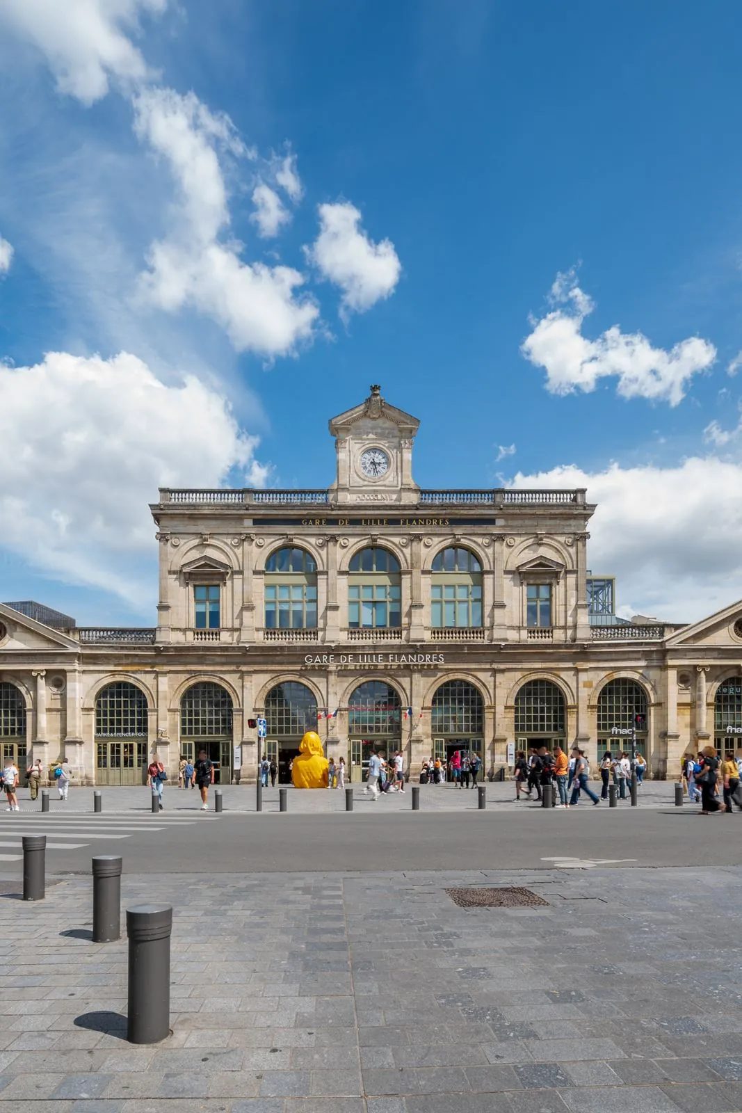 Façade de la gare Lille Flandres sous un ciel bleu