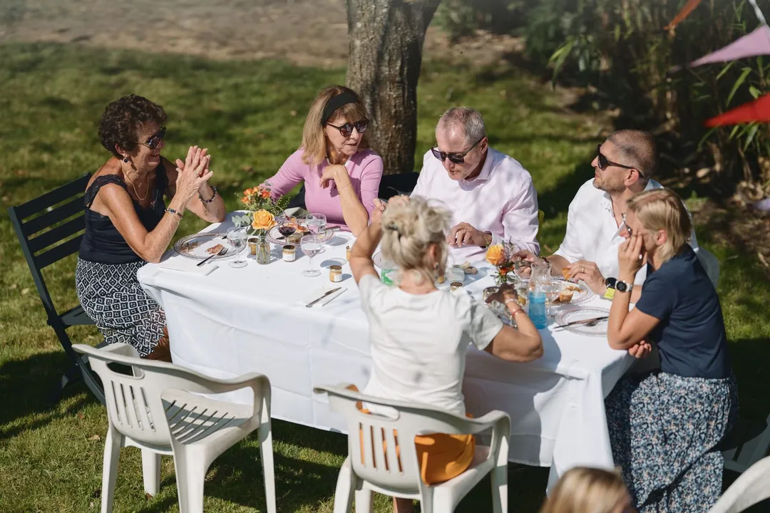 Grande tablée familiale dans un jardin ensoleillé