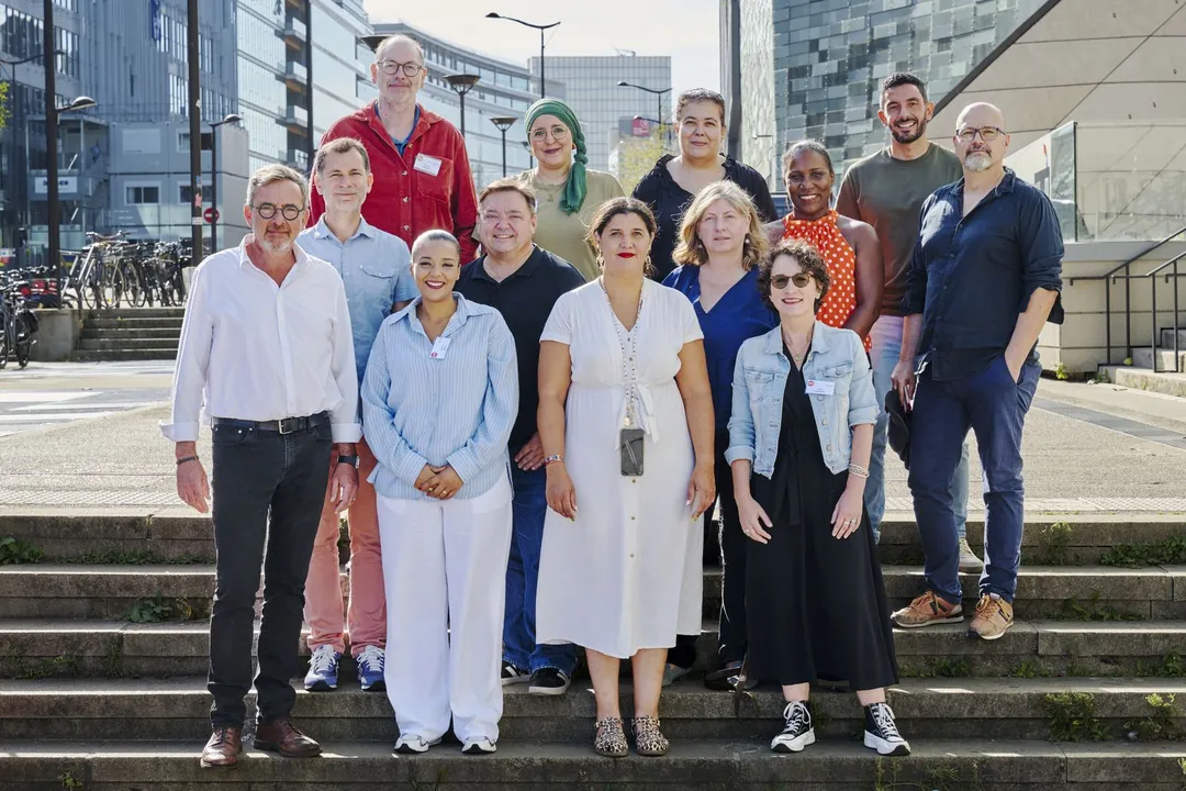 Groupe sur des marches devant des immeubles de bureaux