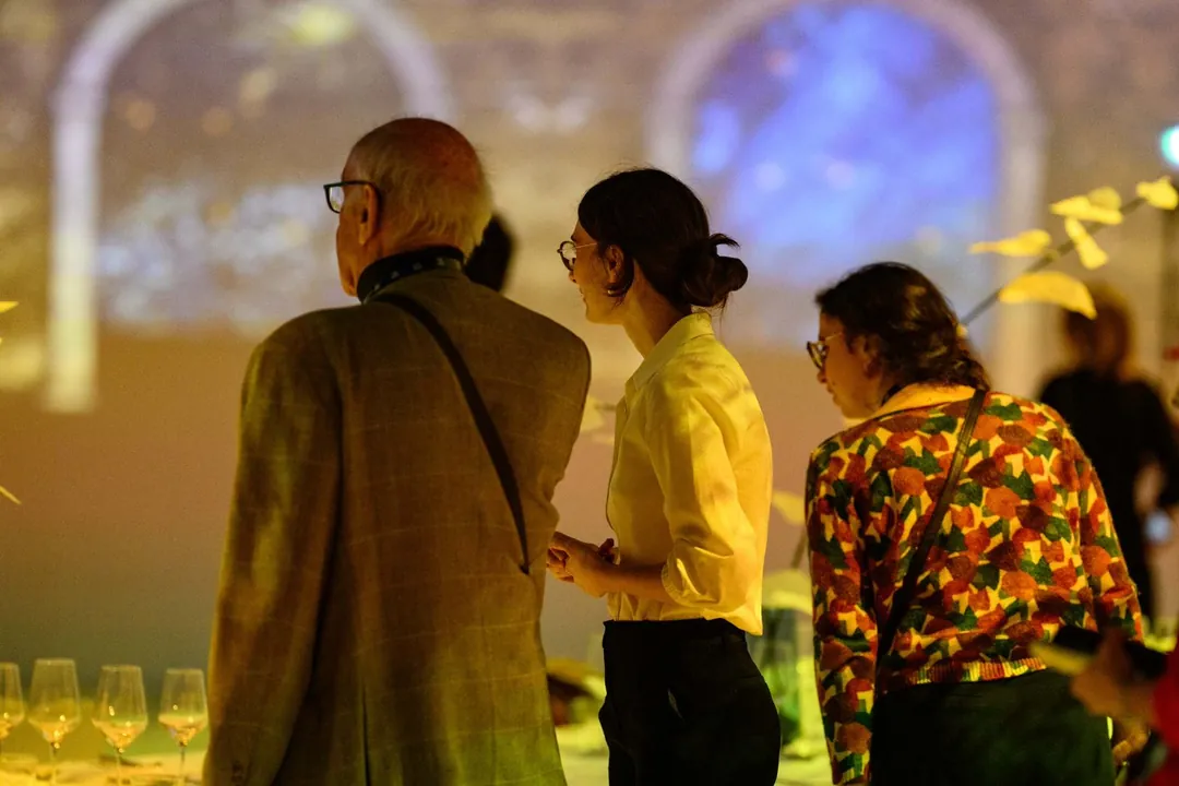 Invités debout sous une lumière dorée