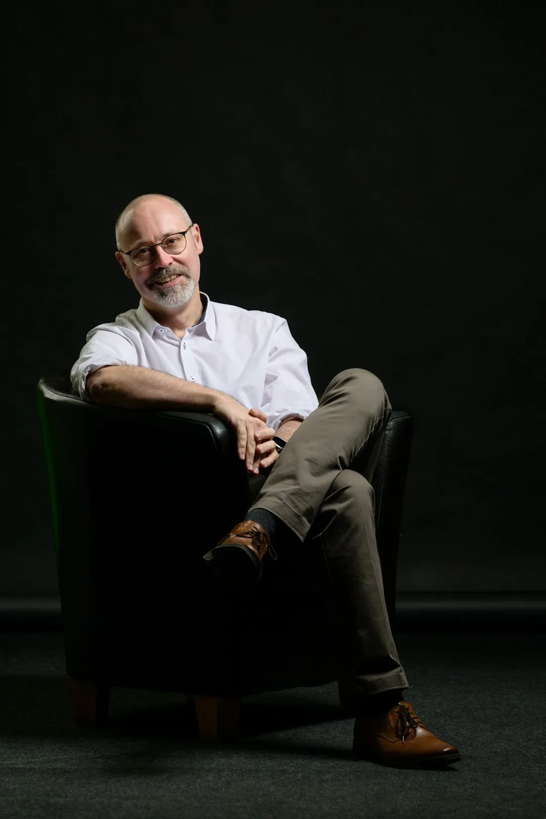 Jean-Christophe Piot assis dans un fauteuil, lumière latérale