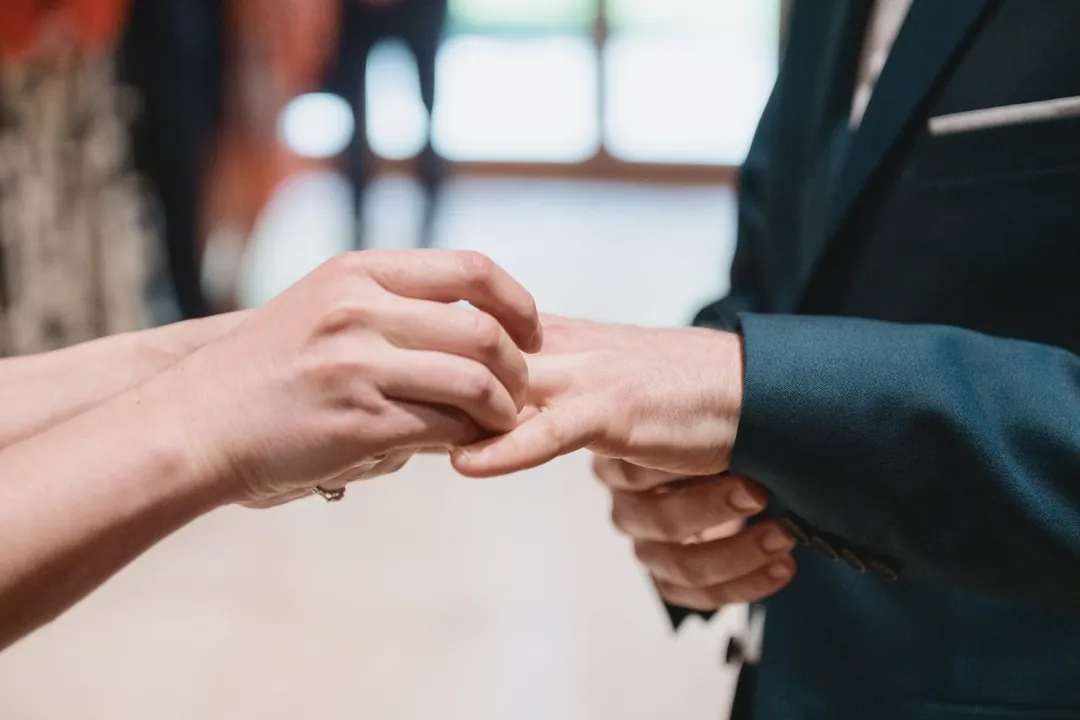 L'échange des alliances, en gros plan