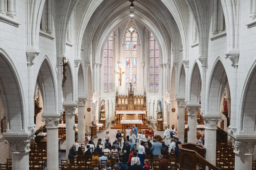 La cérémonie à l'église, vue depuis le fond de la nef