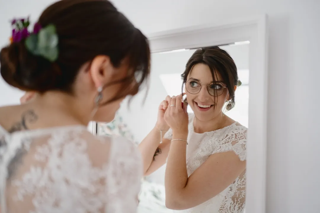La mariée émue devant le miroir