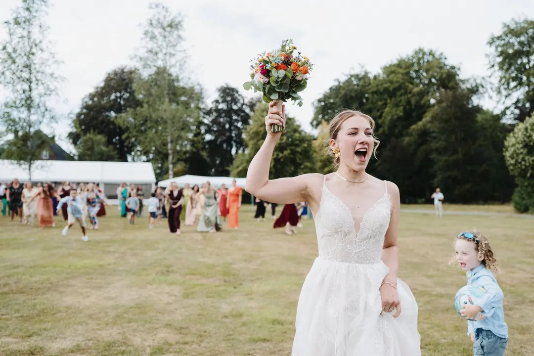 La mariée lance son bouquet