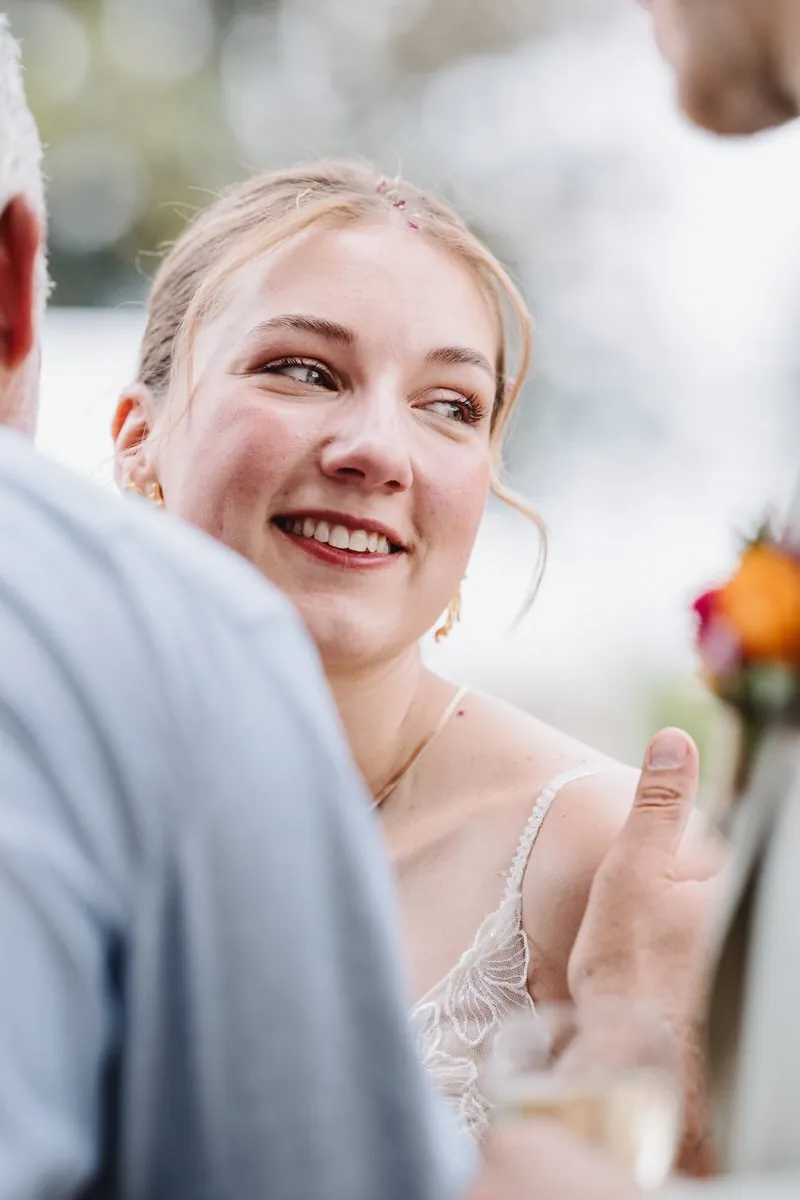 La mariée sourit, émue