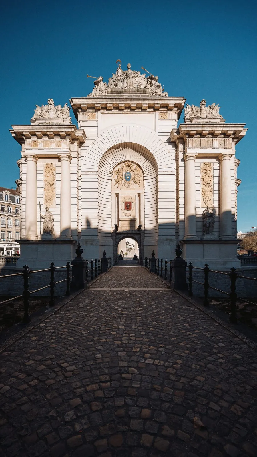 La Porte de Paris à Lille, vue depuis le pont pavé