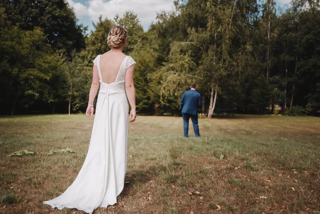 Le premier regard, la mariée de dos face au marié