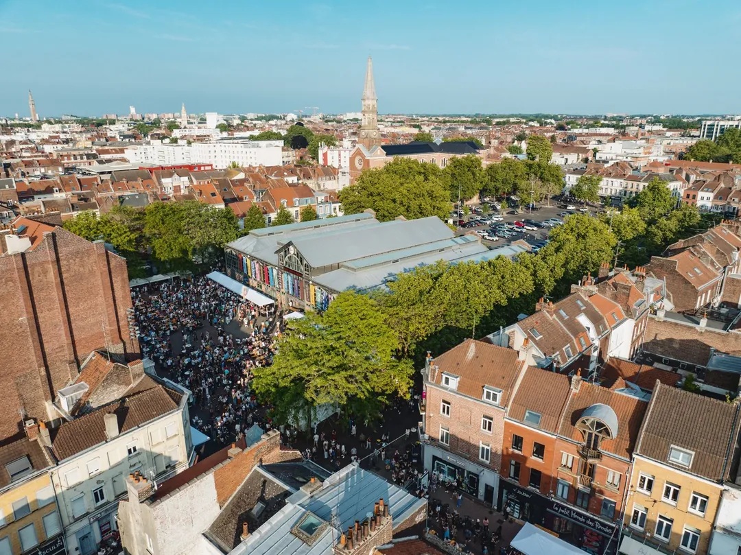 Le quartier de Wazemmes vu du ciel un soir de fête, foule dans les rues