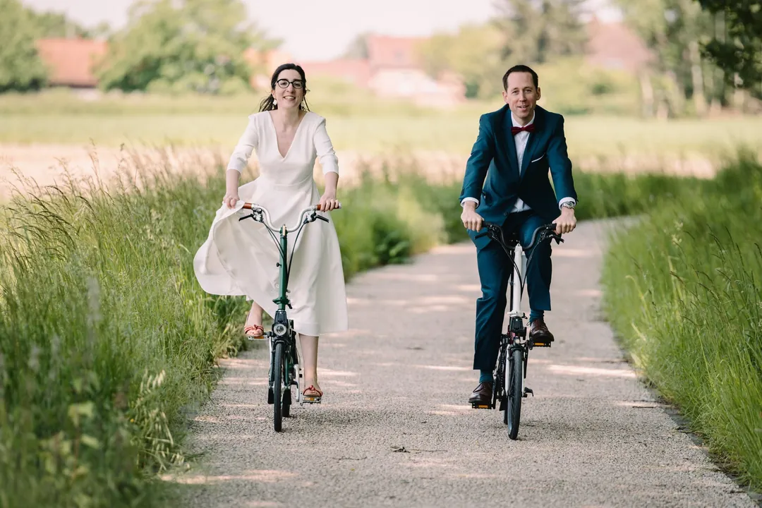 Les mariés à vélo sur un chemin de campagne