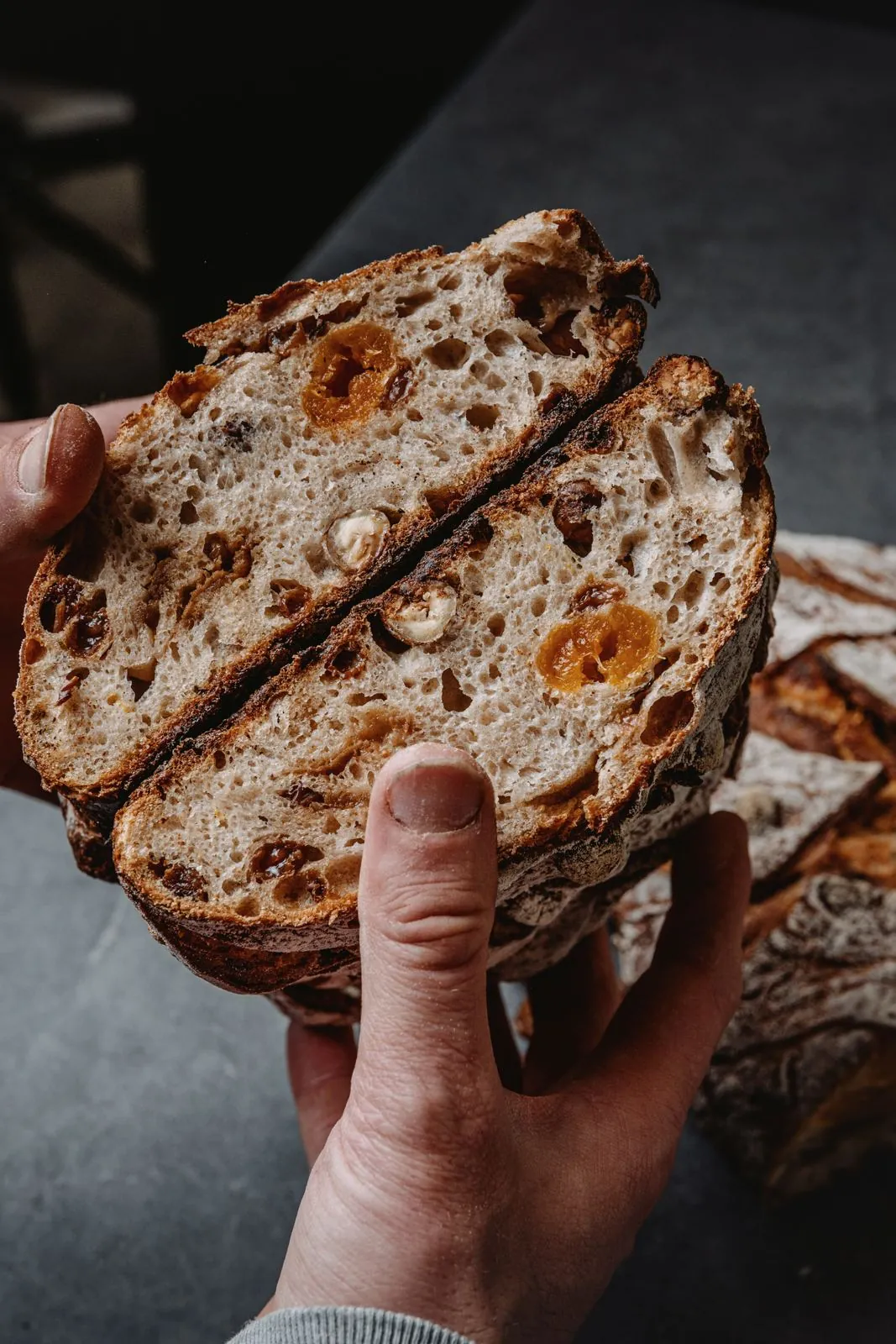 Main tenant un pain au levain coupé en deux