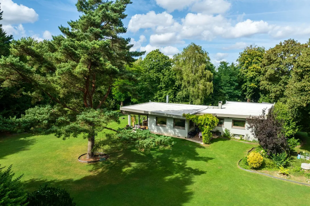 Maison de plain-pied dans un grand jardin, vue par drone