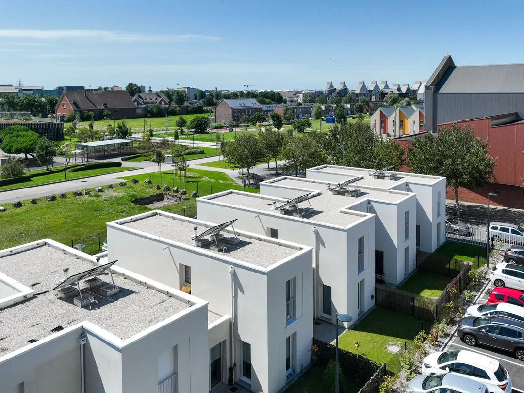 Maisons blanches vues en oblique depuis le ciel