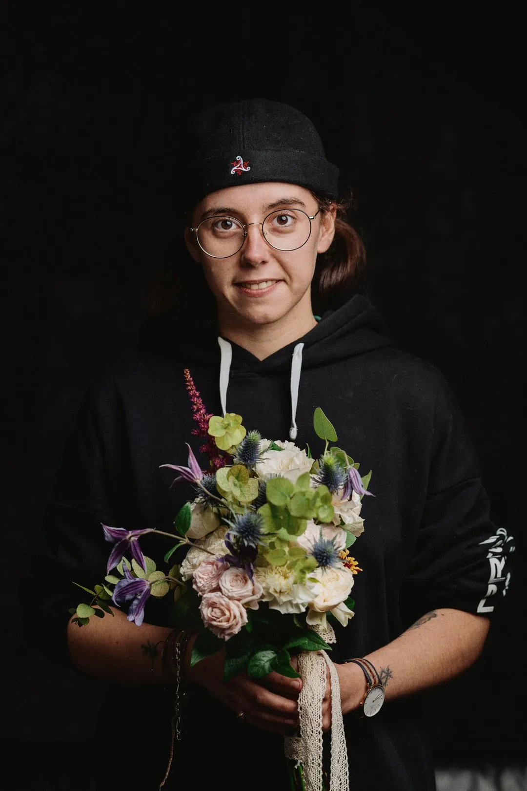 Mathilde Avart tenant un bouquet de fleurs