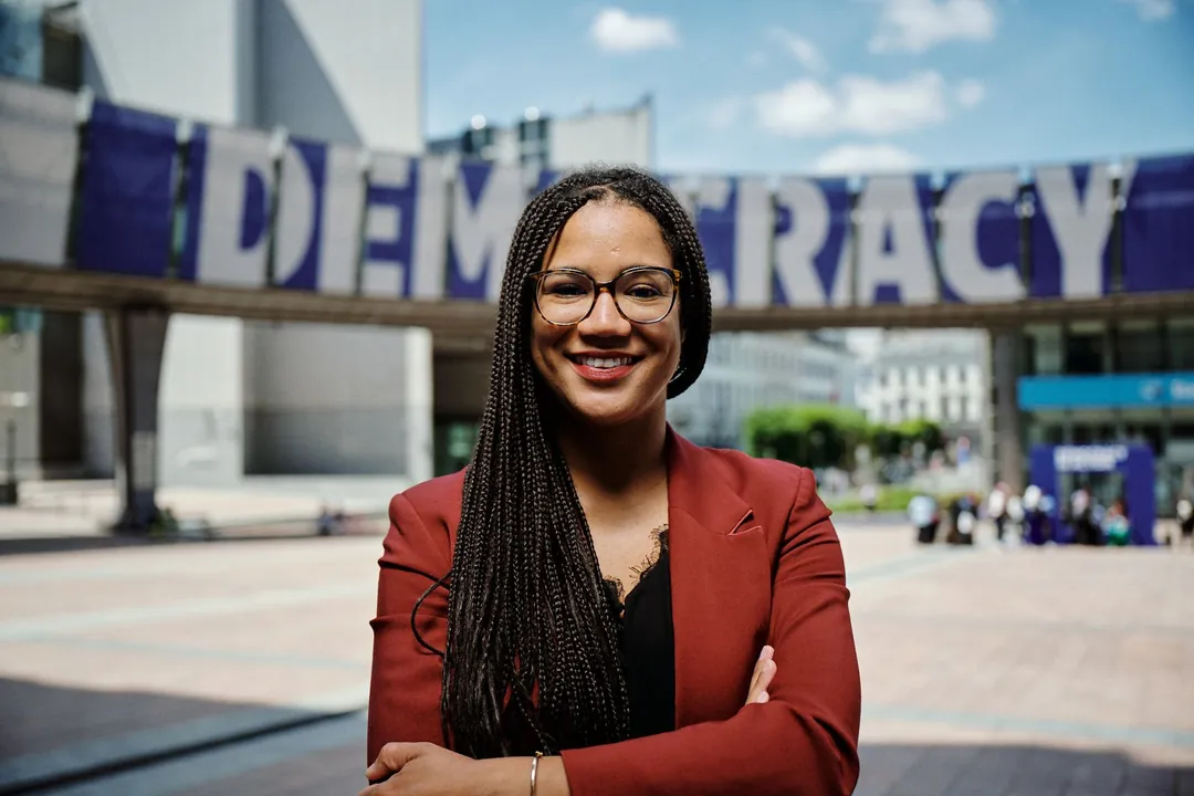 Mélissa Camara bras croisés devant le Parlement européen