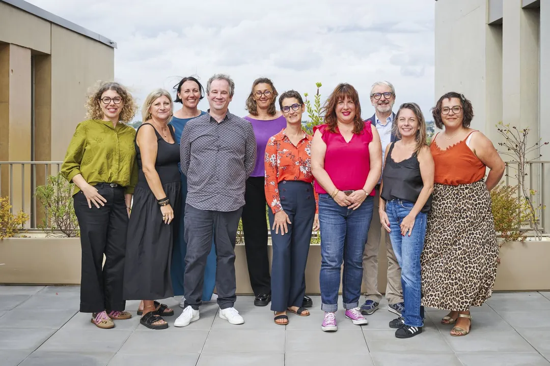 Photo d'équipe sur une terrasse