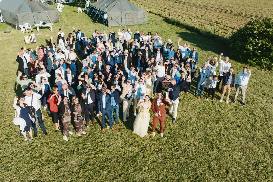Photo de groupe vue du ciel, prise au drone