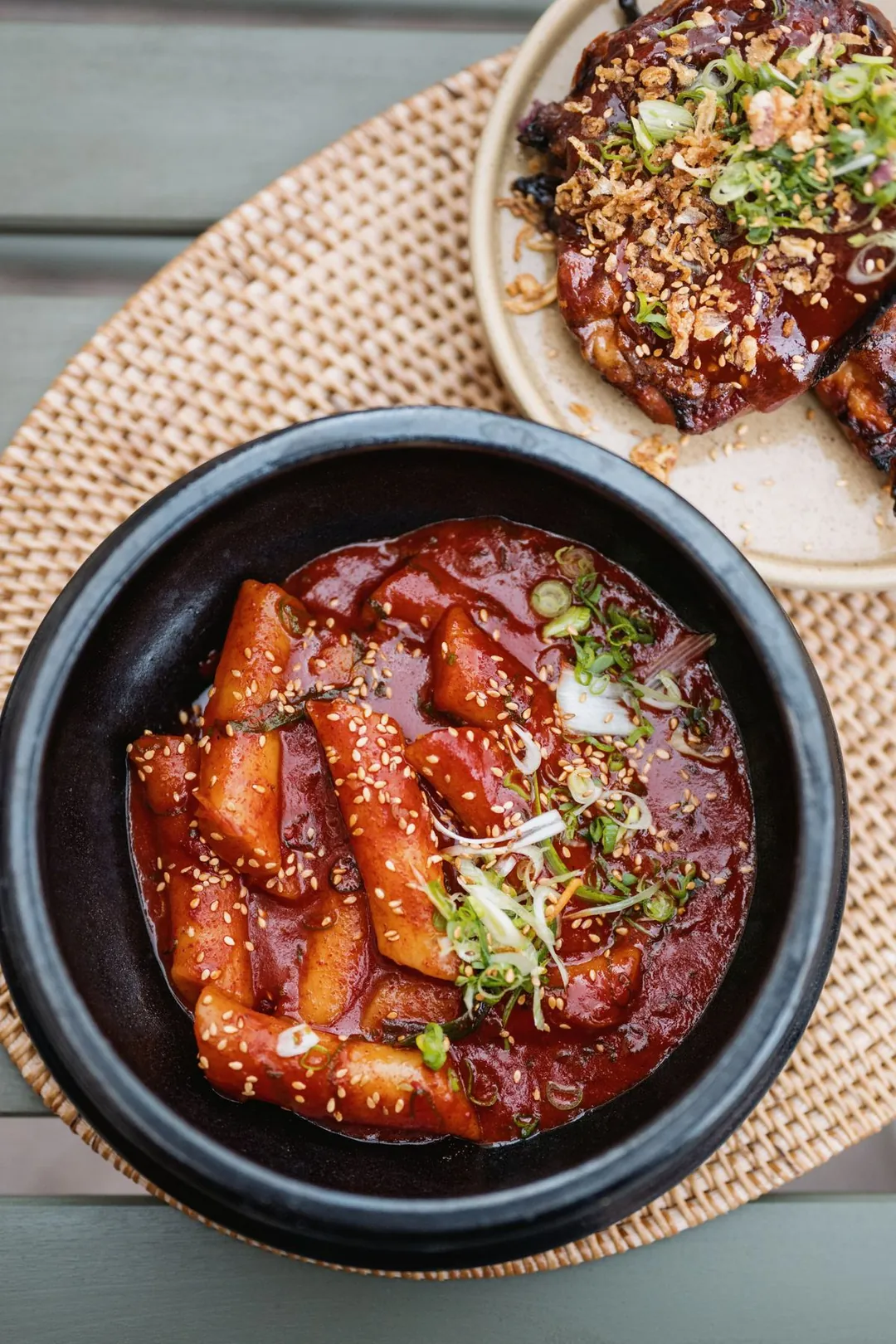 Plat de tteokbokki vu du dessus