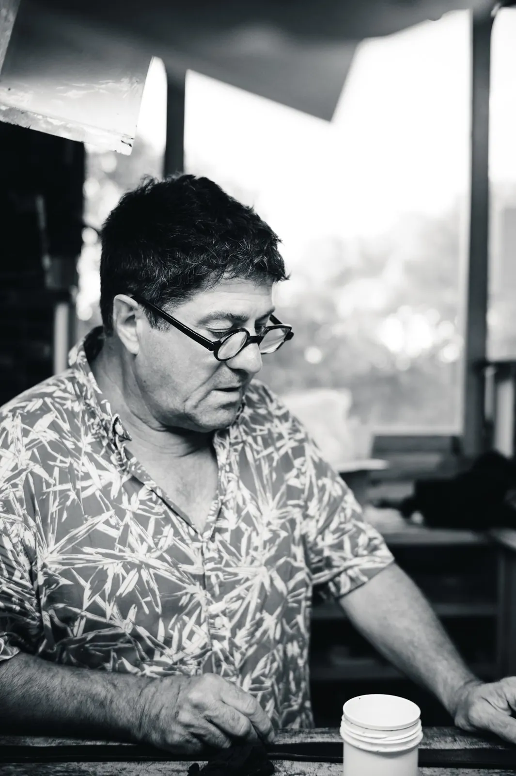 Portrait d'un artisan dans son atelier, en noir et blanc