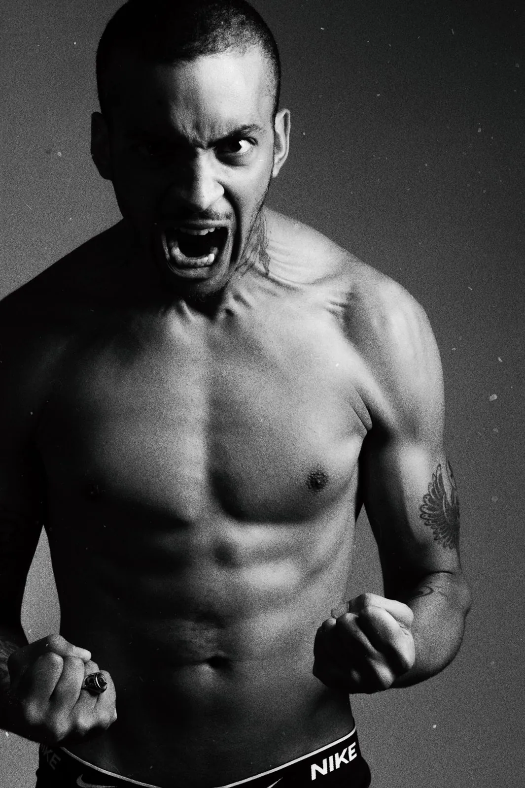 Portrait d'un sportif torse nu, en noir et blanc