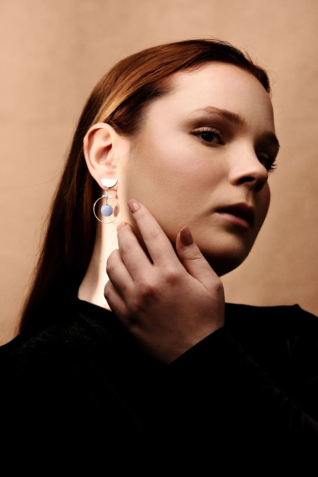 Portrait de profil, boucle d'oreille en verre