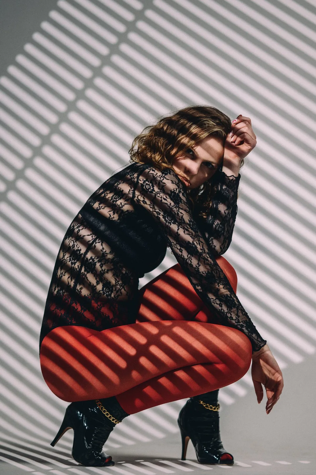 Portrait en studio, collants rouges et lumière rayée