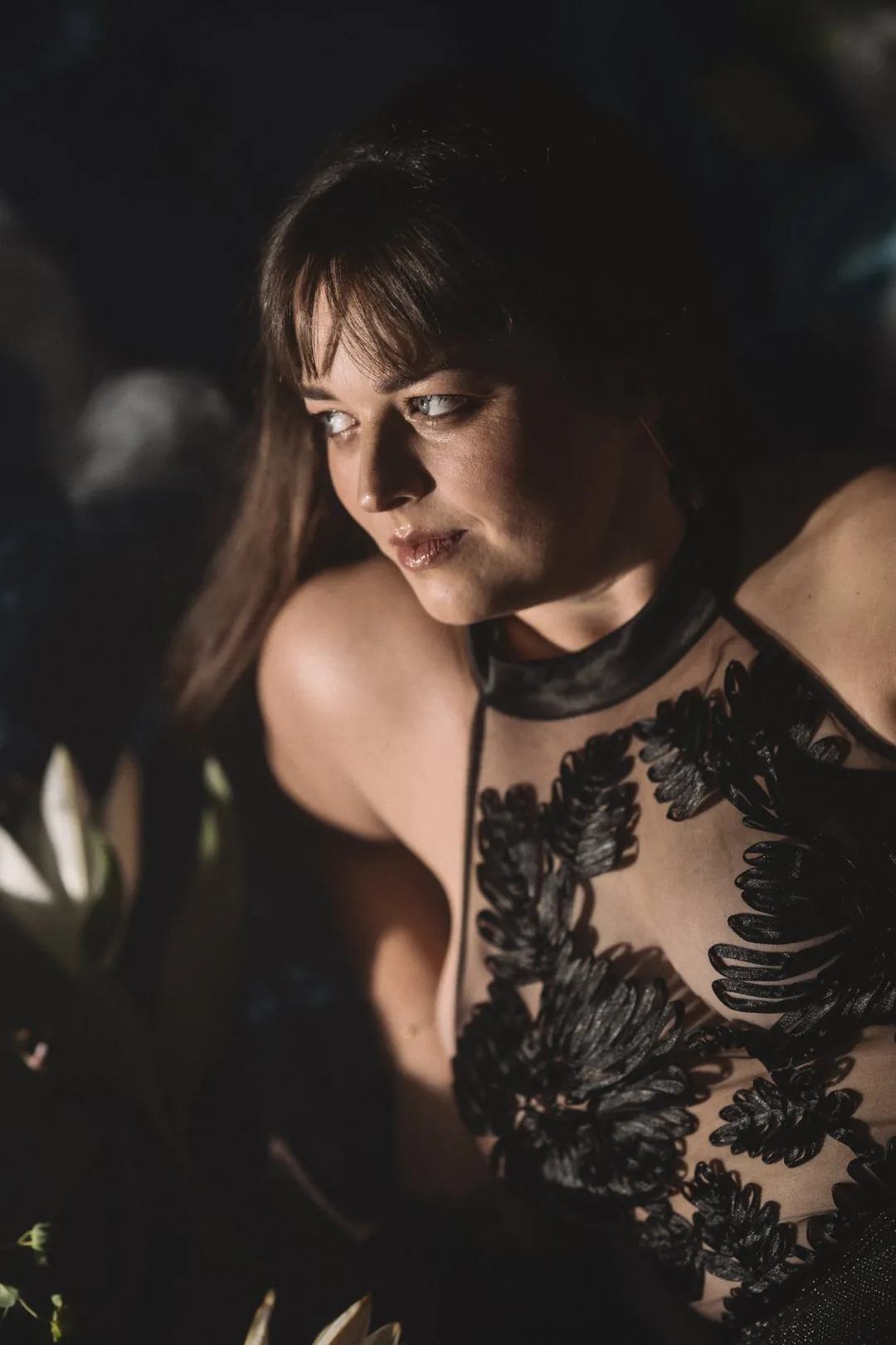 Portrait intime en dentelle noire, lumière douce
