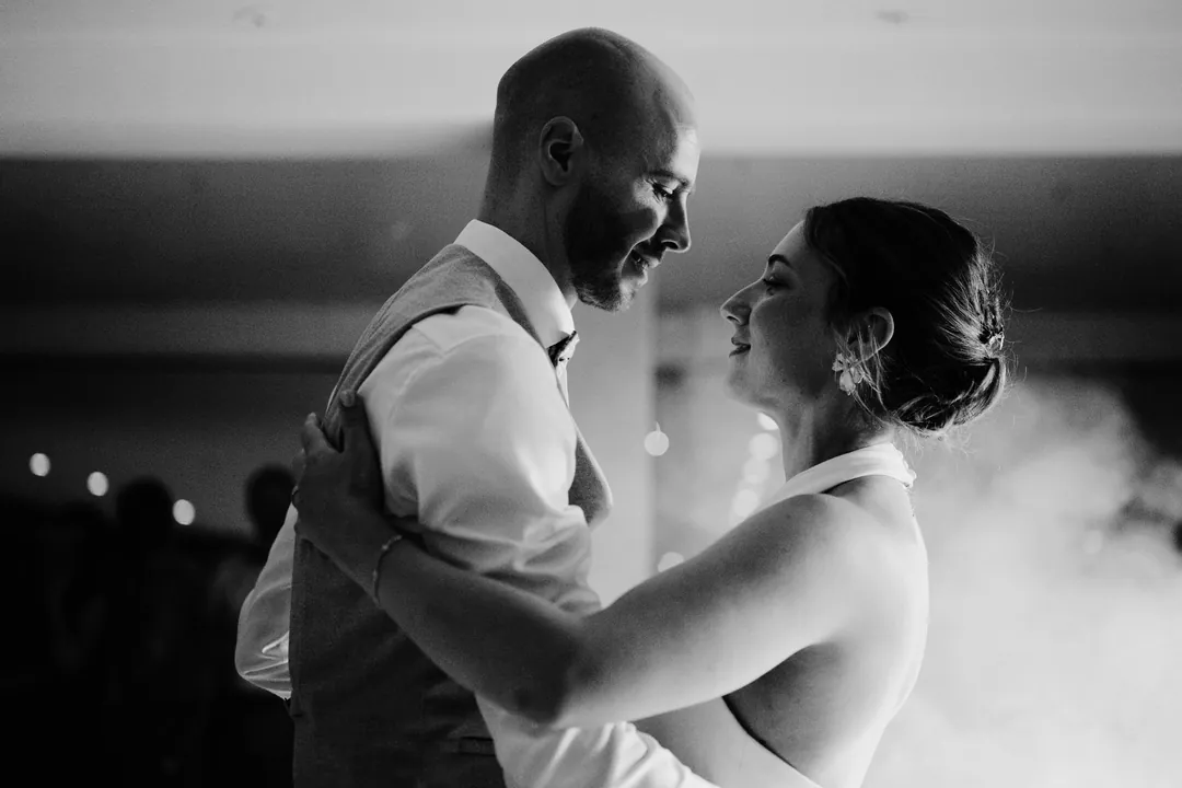 Première danse dans la fumée, en noir et blanc