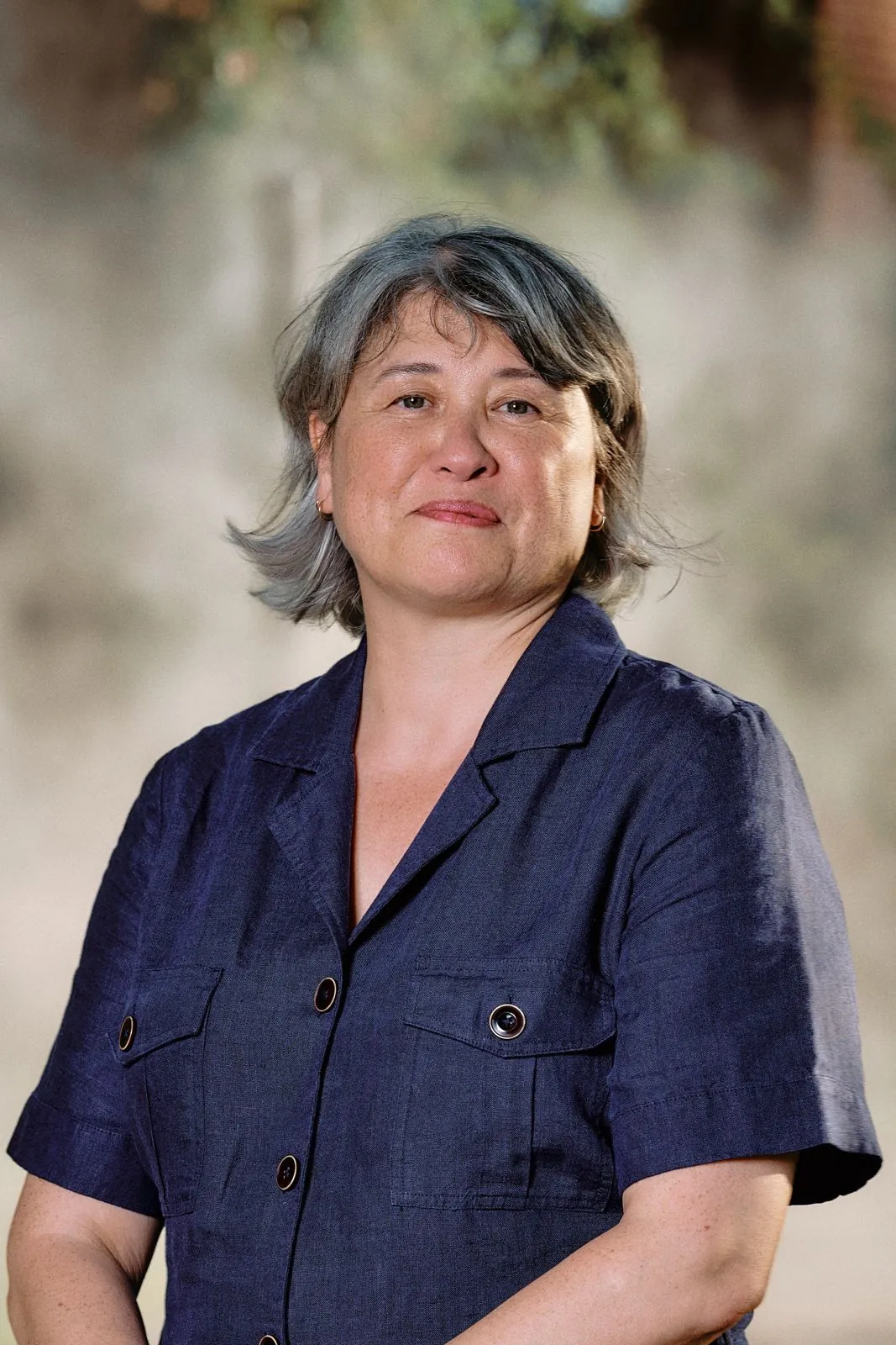 Stéphanie Bocquet, portrait en extérieur, fond végétal flou