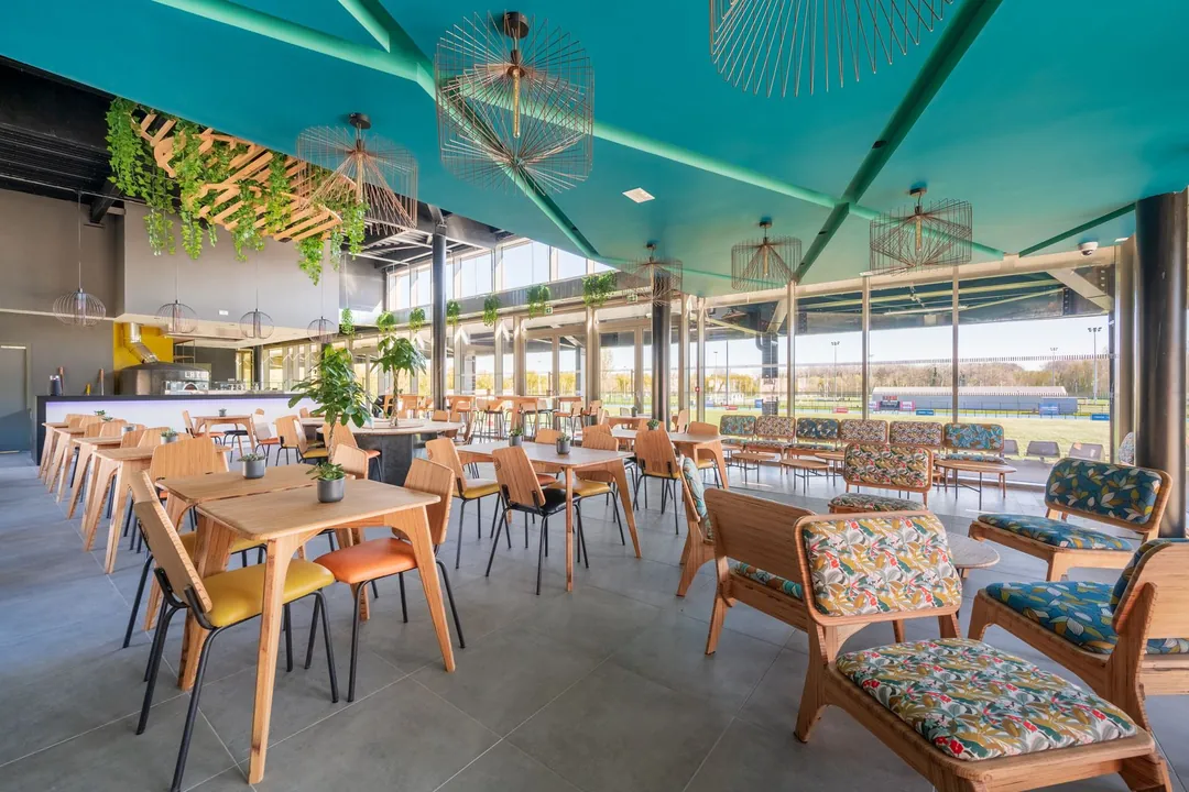 Terrasse couverte de restaurant, chaises en bois et plantes