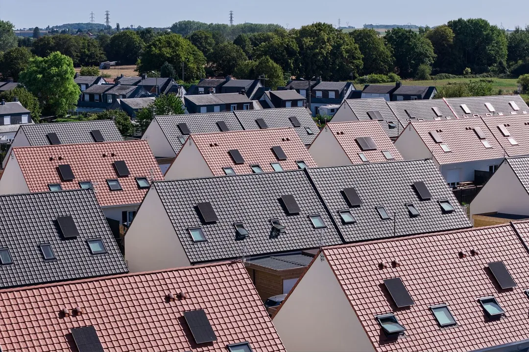 Toitures d'un lotissement vues en oblique par drone