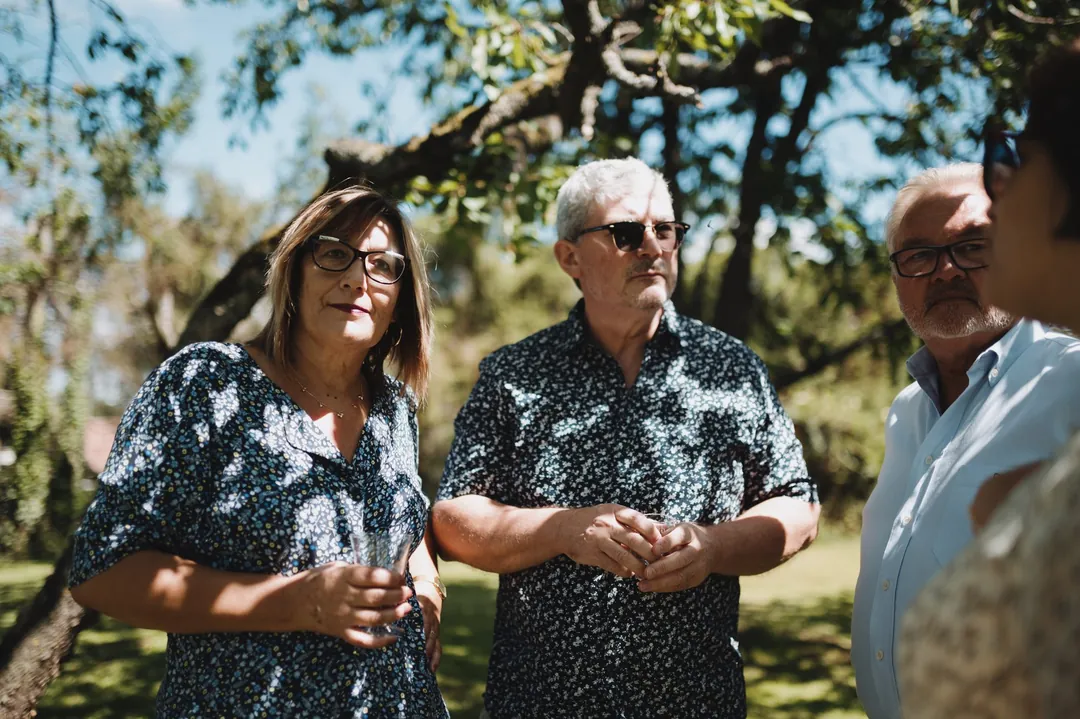 Trois invités côte à côte dans un jardin