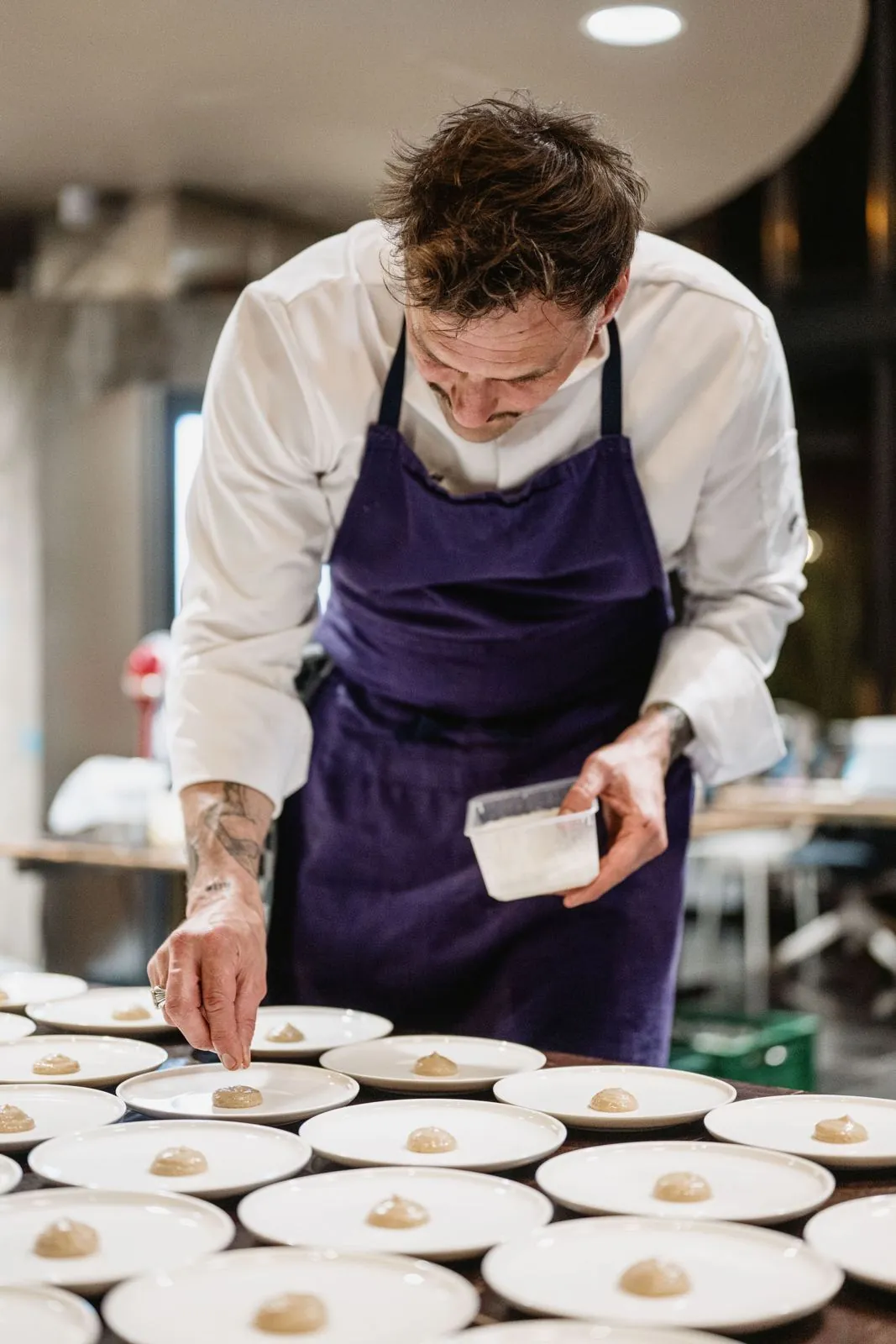 Un chef dresse des assiettes en cuisine