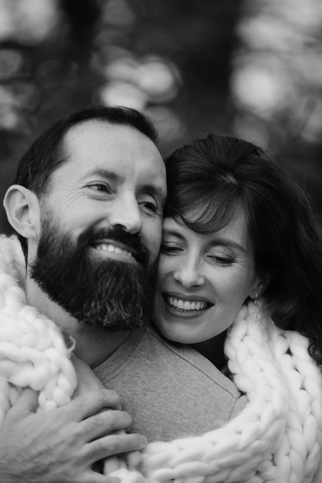 Un couple enlacé, enveloppé dans un plaid
